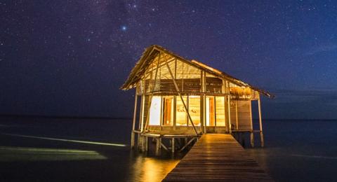 Cottage kayu di bawah taburan bintang yang indah